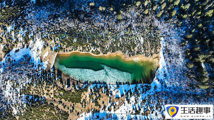 航拍云南迪慶冬日好風(fēng)光 白雪皚皚湖似翡翠(圖3)