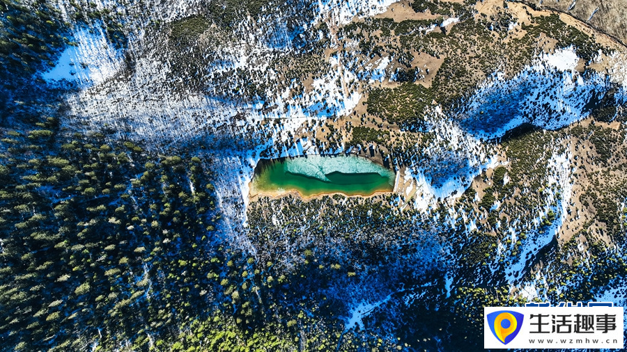 航拍云南迪慶冬日好風(fēng)光 白雪皚皚湖似翡翠(圖4)