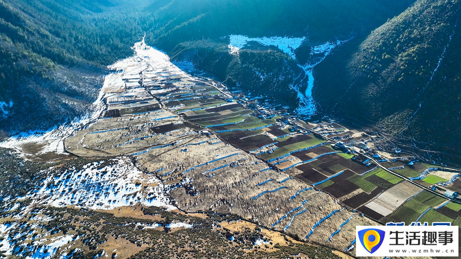 航拍云南迪慶冬日好風(fēng)光 白雪皚皚湖似翡翠(圖6)