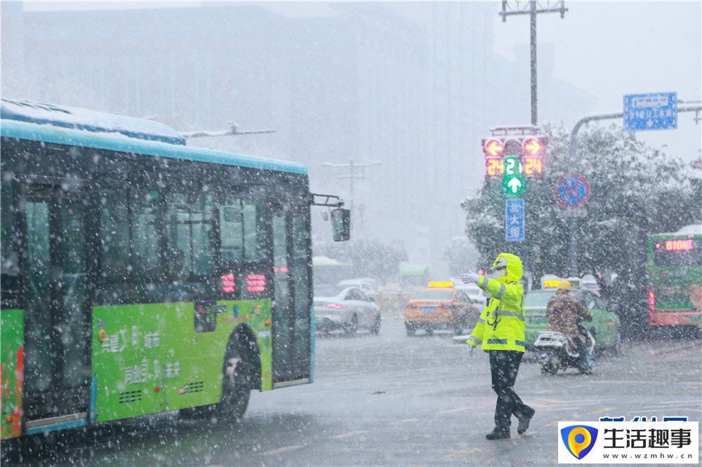 大雪紛飛 古城西安銀裝素裹(圖2)